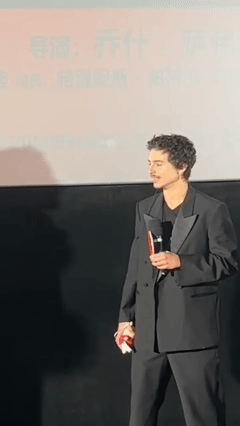 甜茶恩利吵起来了被甜茶初学中文笑到，跟恩利对话也太好玩了，现场氛围超轻松，恩利主