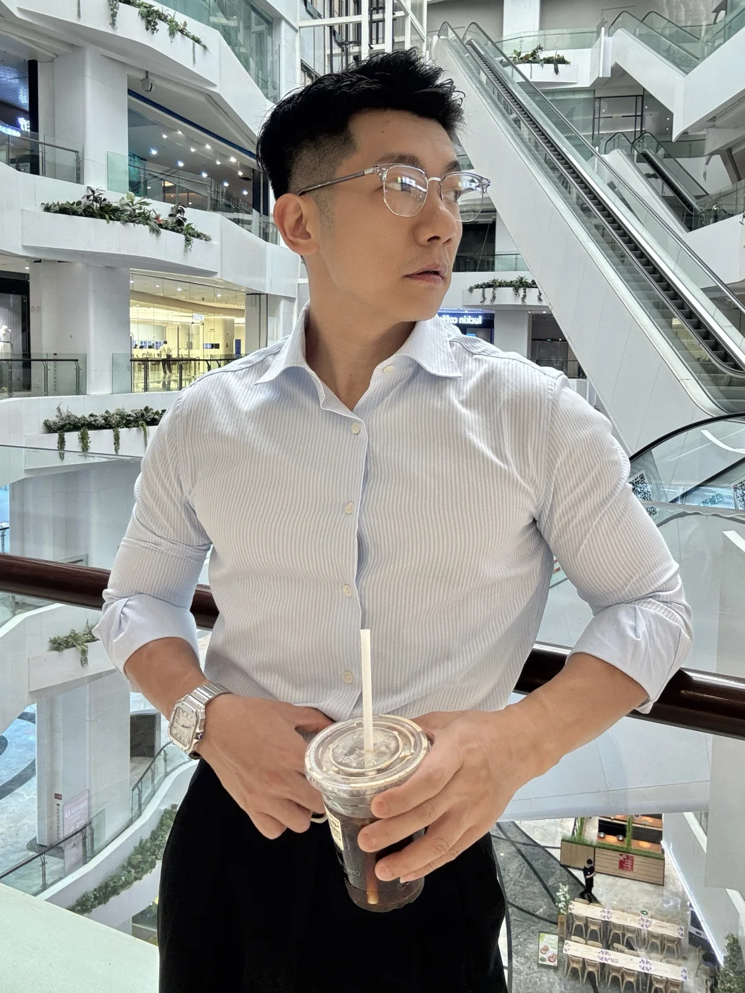 告别白衬衫，浅蓝条纹款通勤高级感拉满