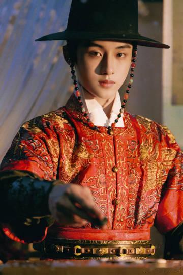董思成叶限如期赴约董思成叶限如期赴约，红衣造型太帅了吧，期待叶世子董思成良陈美锦