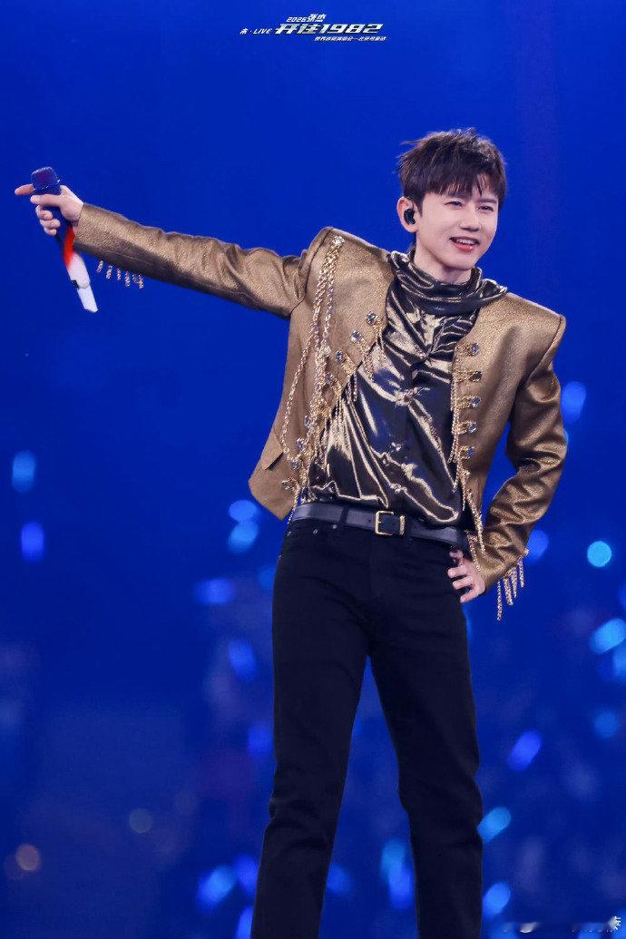 张极看了张杰演唱会谁还没刷到张极在张杰演唱会的画面，又帅又专注，今天上不上小火车