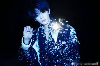 张凌赫ELLE背头造型 张凌赫这ELLE背头也太会了！碎发不贴头皮超显蓬松感，露