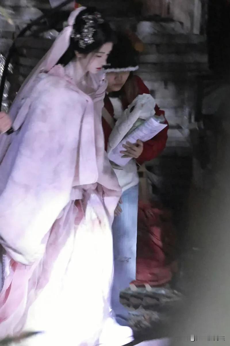 一组鞠婧祎新剧路透图曝光，她身着粉色衣衫，头上戴着轻柔的头纱，展现出一种美丽而神