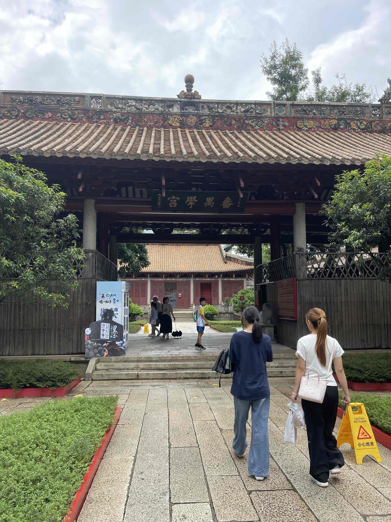 那些特别有姿色的女人，远远欣赏一下就好。对于大多数普通男人来说，她们就像橱窗里昂