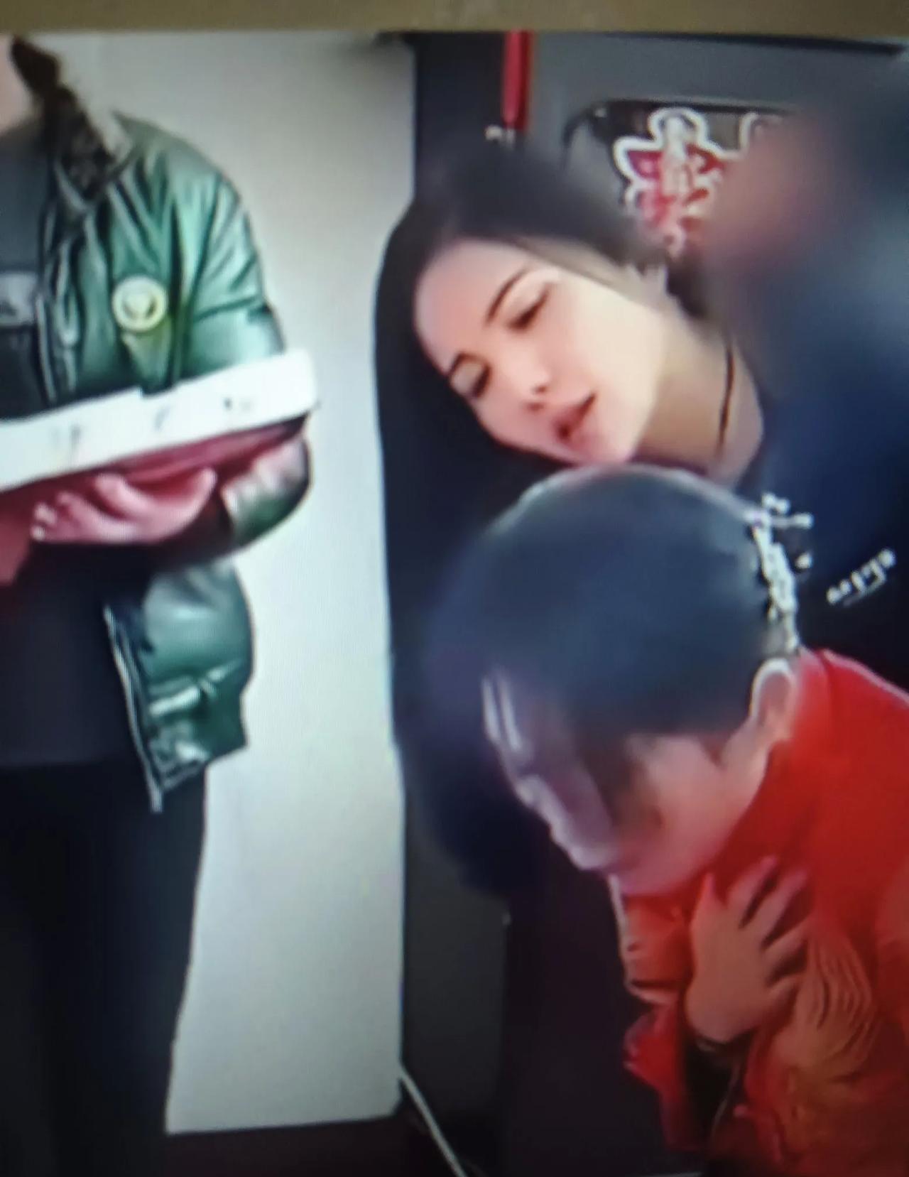 闪婚接亲，

孕吐翻车，

婚约当场作废。

广西一对新人办婚礼，接亲时新娘突然