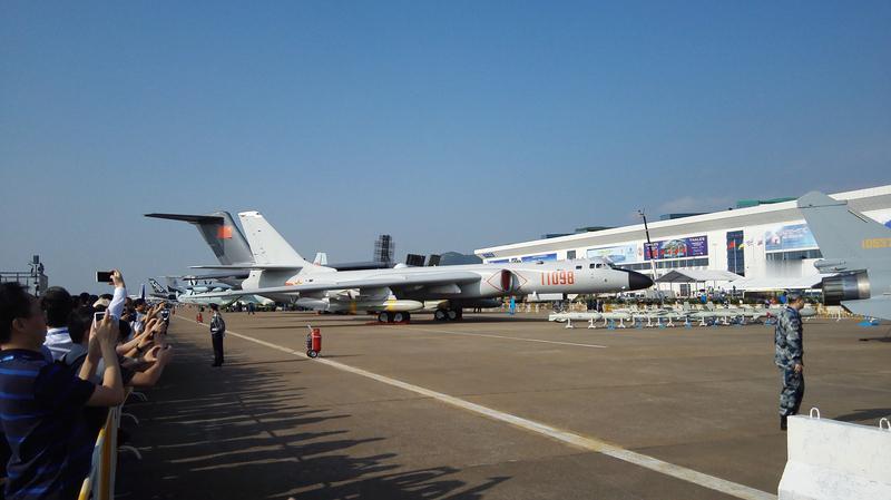 11月14日，南部战区组织轰炸机编队在南海例行巡航，这可是解放军首次组织轰炸机编