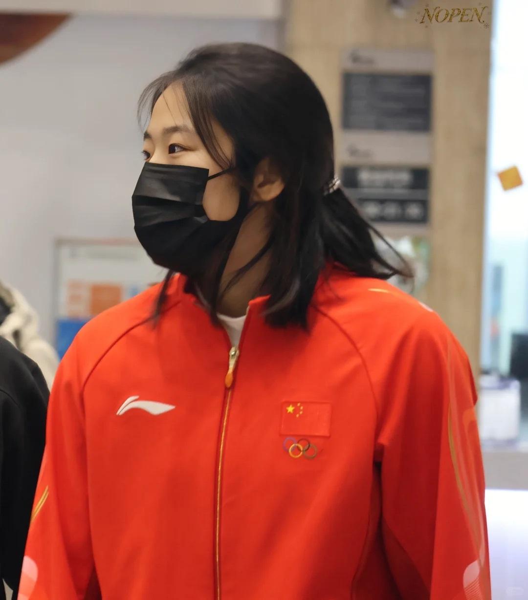 中国短道速滑队出征米兰冰刃出鞘，奔赴米兰！🇨🇳中国短道速滑队满额10人阵容正