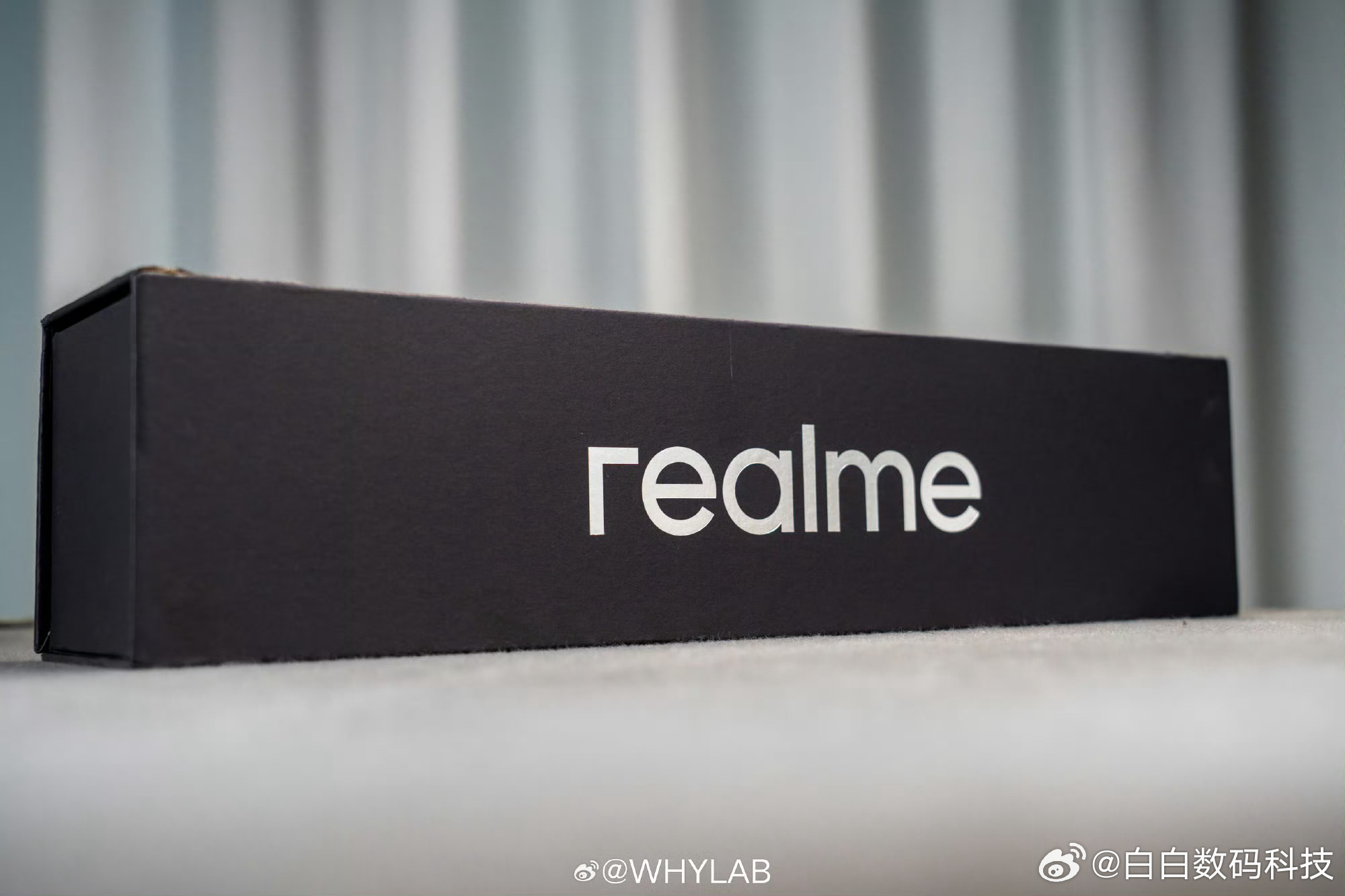 收到真我 Neo8 越级新品发布会邀请函，是一张超大 RGB 灯鼠标垫，正好呼应