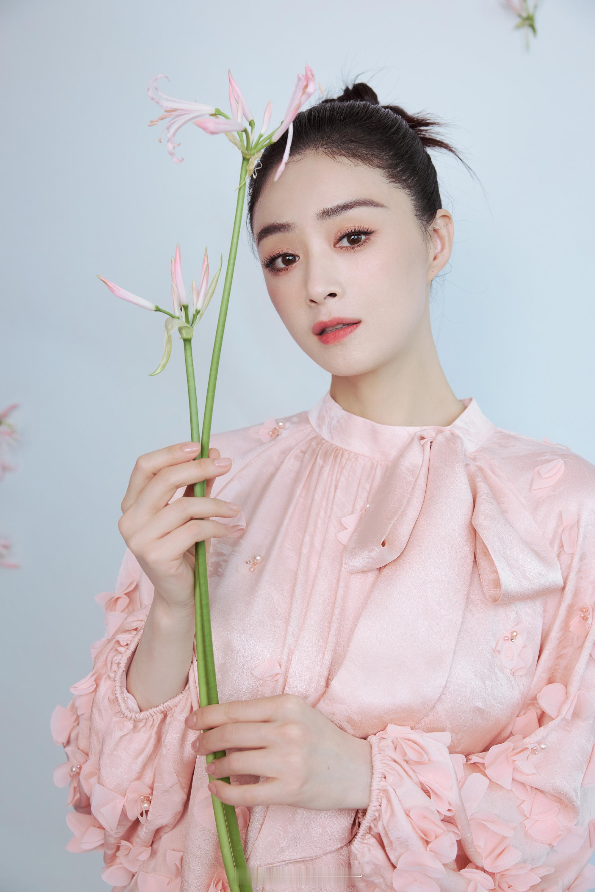 蒋欣被叫妈妈的反应蒋欣 你妈妈也在评论区 哈哈哈蒋欣被粉丝叫妈妈，姐姐神回复：“