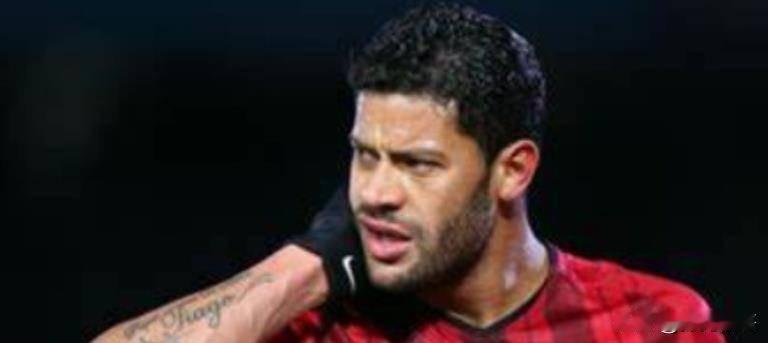 胡尔克奥斯卡：超级球星如何用金元足球拿下中超冠军？
近年来，上海上港用近8亿元天