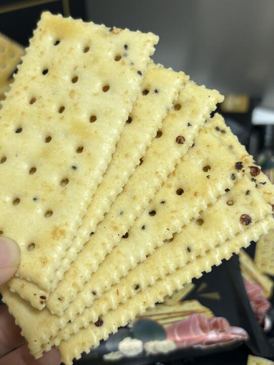 别说了！这款咸香酥脆的苏打饼干太好吃~
