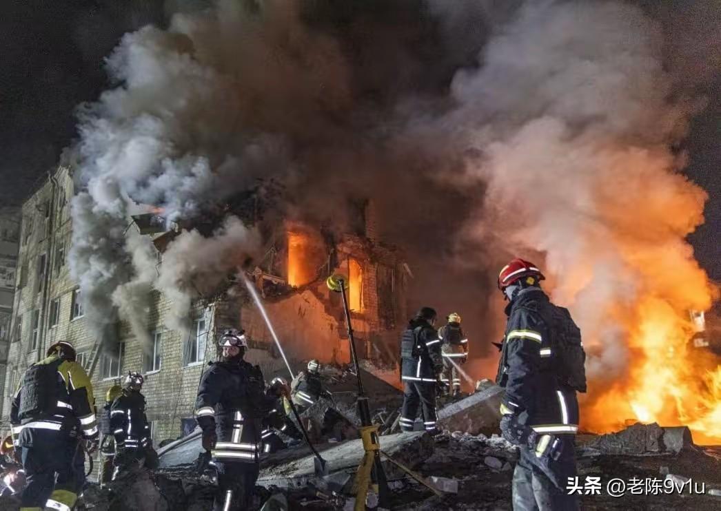 乌称哈尔科夫一居民楼遭袭
已致7人死亡
当地时间7日，乌总统泽连斯基称哈尔科夫一