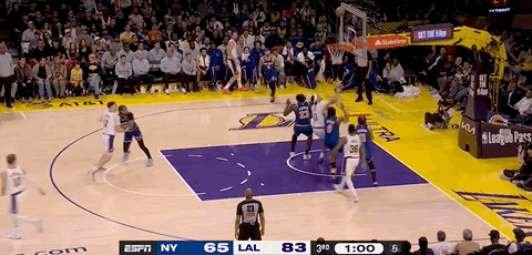 湖人正式领先尼克斯20分！ 尼克斯vs湖人