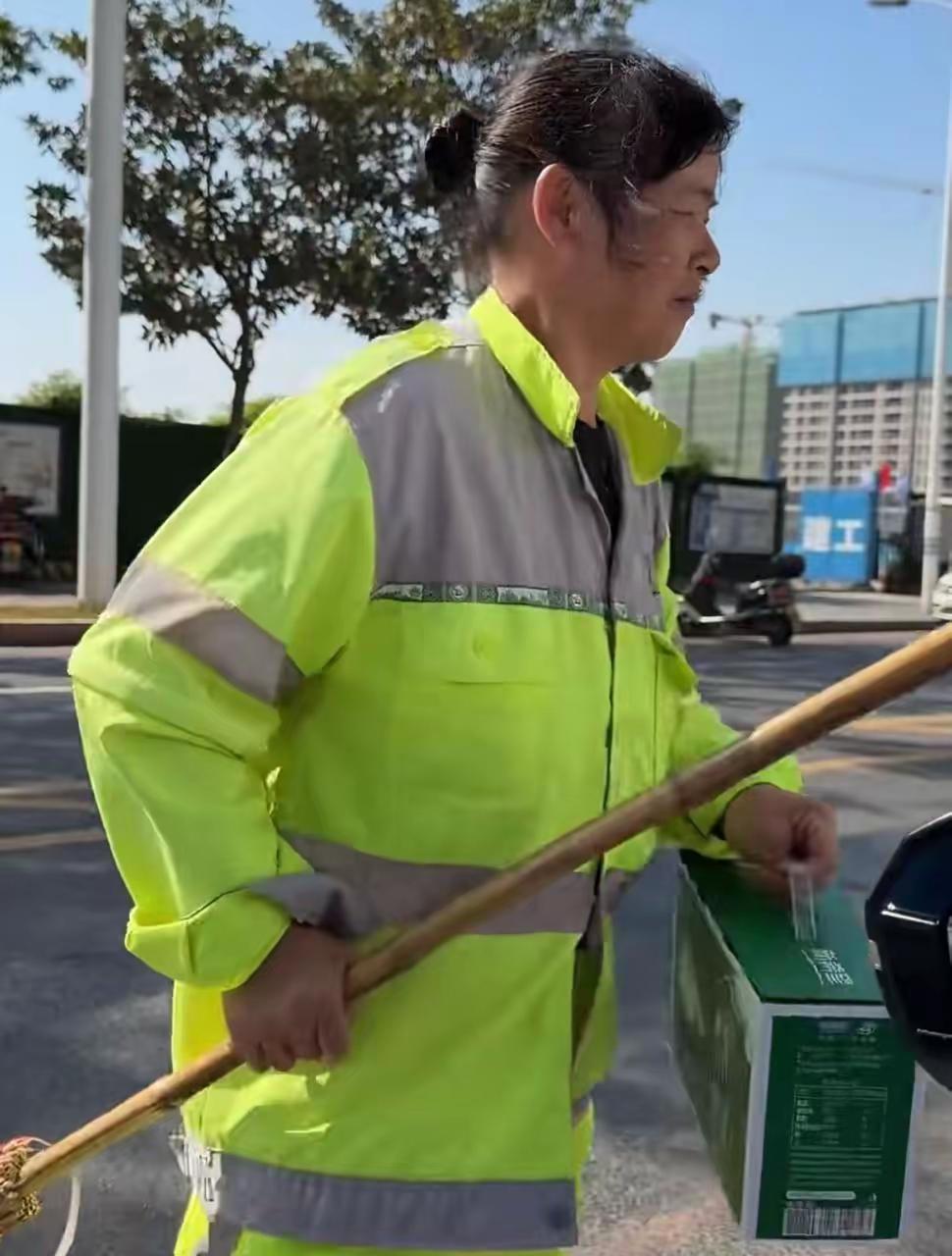 63岁的长沙环卫工吴阿姨怎么也没想到，自己只是随手帮个忙，却收到了一份特殊的“五