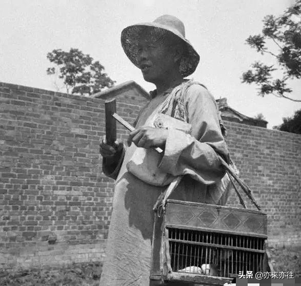 老照片欣赏：由囯外记者于民囯时期拍摄的一个 用鸟算命 的江湖术士。

从照片中可