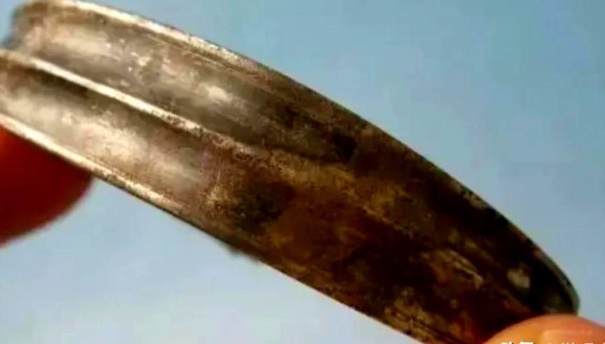 1300年前，一位盛唐贵妇将神秘字条悄然藏入腕间银镯。生命尽头，她舍弃万千珍宝，
