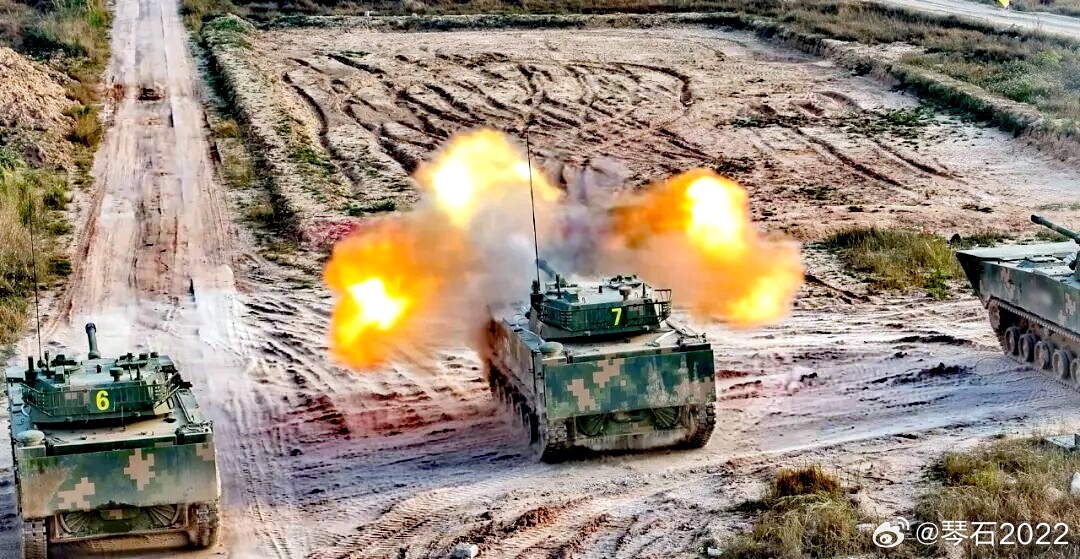 两栖全域突击！第74集团军某旅组织装甲分队陆上实弹射击训练，全面检验车组协同精准