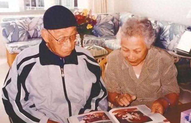 张学良烟酒不断却活到101岁，赵一荻透露长寿秘诀：他很会吃
大伙儿可能觉得好笑，