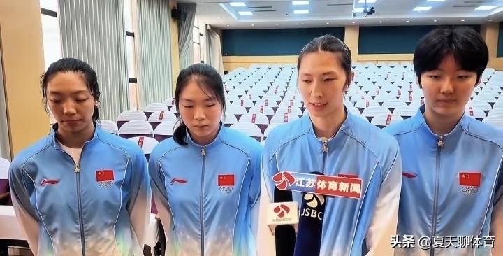 中国女排的排面！来自江苏女排的吴梦洁、张籽萱、唐欣、郭中楠四位队员，出席江苏省亚