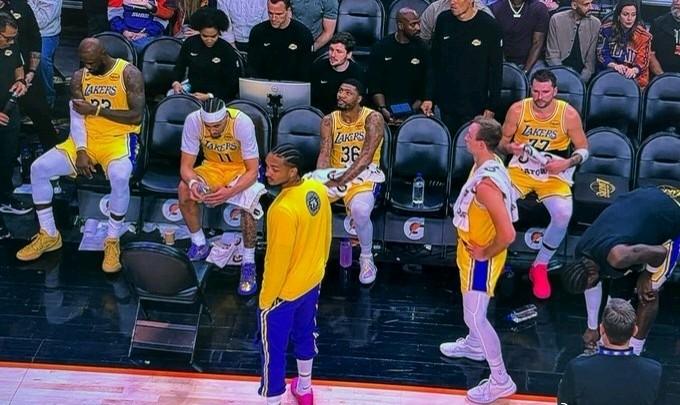 气氛不好了！詹姆斯和东契奇各自坐在两边，每个球员和其他球员都保持了一定的距离，沉