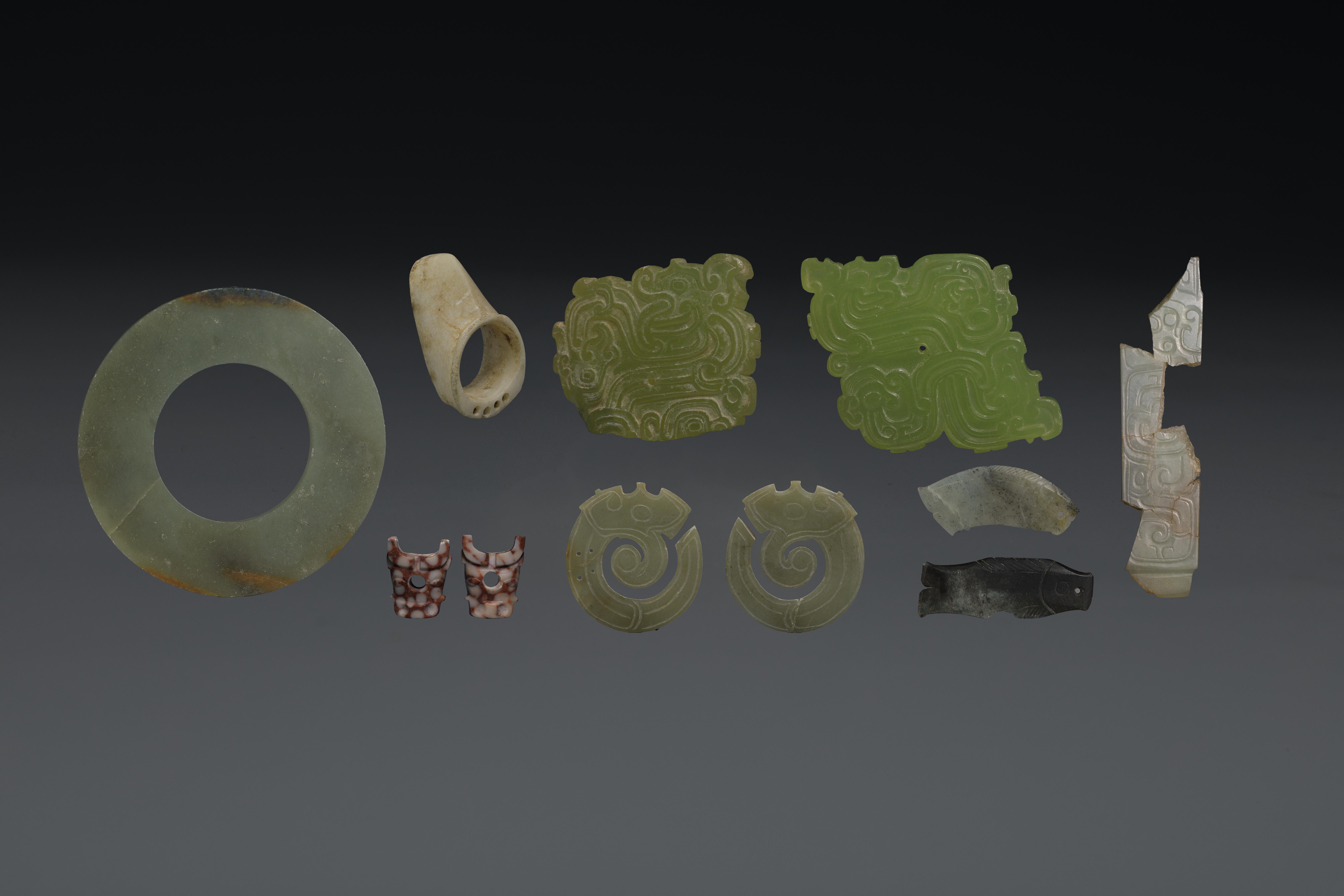 2022年陕西富平长春遗址白家墓地出土的西周中晚期玉器散件 