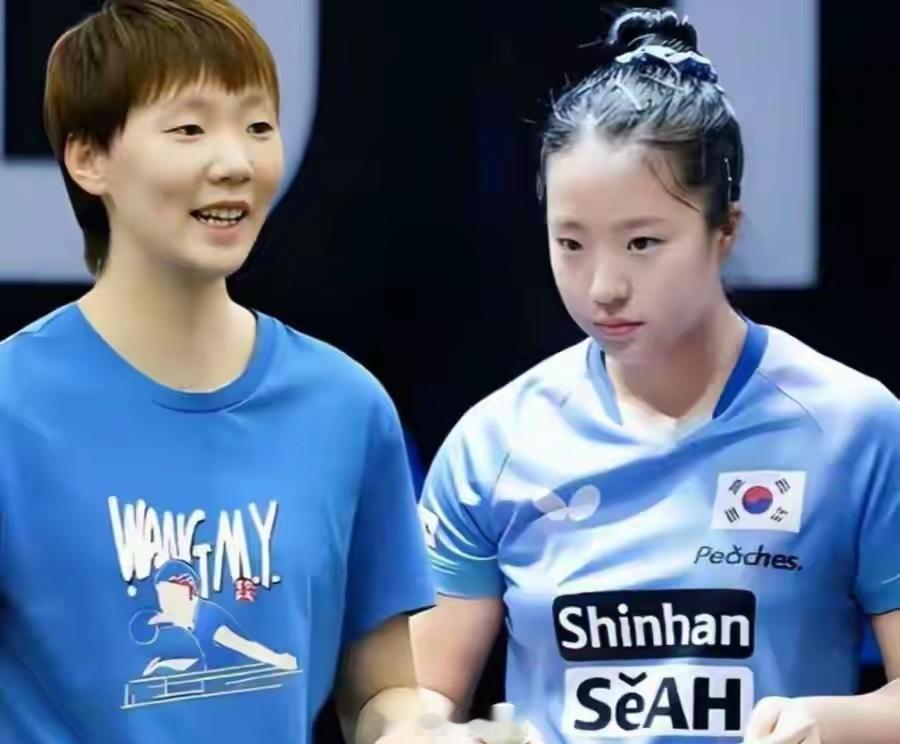 WTT新加坡大满贯女单1/8决赛，王曼昱首局19-21惜败申裕斌后及时调整，连扳