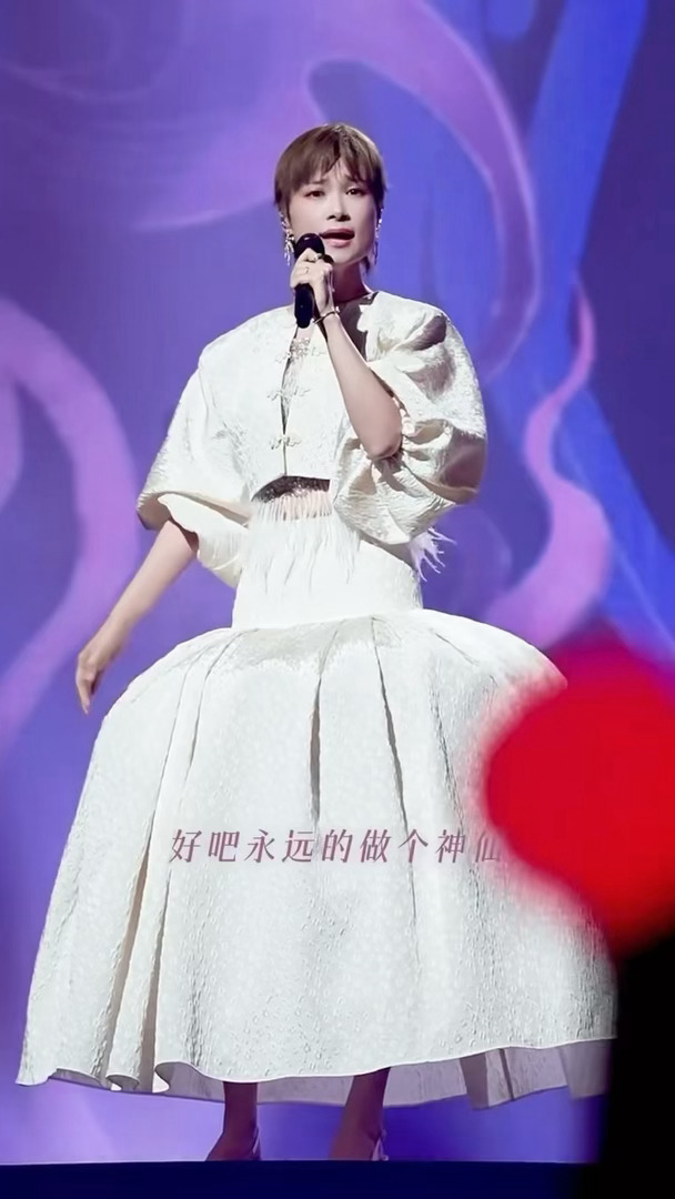 李宇春配音四川话版哪吒一袭纯白莲藕造型的李宇春在《国乐无双》真的鲨疯了，现场即兴