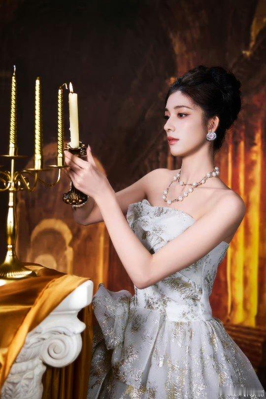 钟丽丽于金鸡奖闭幕式展现复古魅力，高贵妆造宛如画中走出的美人。精致妆容搭配华丽服