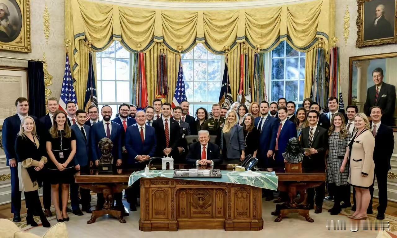 特朗普对白人有一种偏执的喜欢。在白宫的一张全家福当中，特朗普端坐在办公桌中央，他