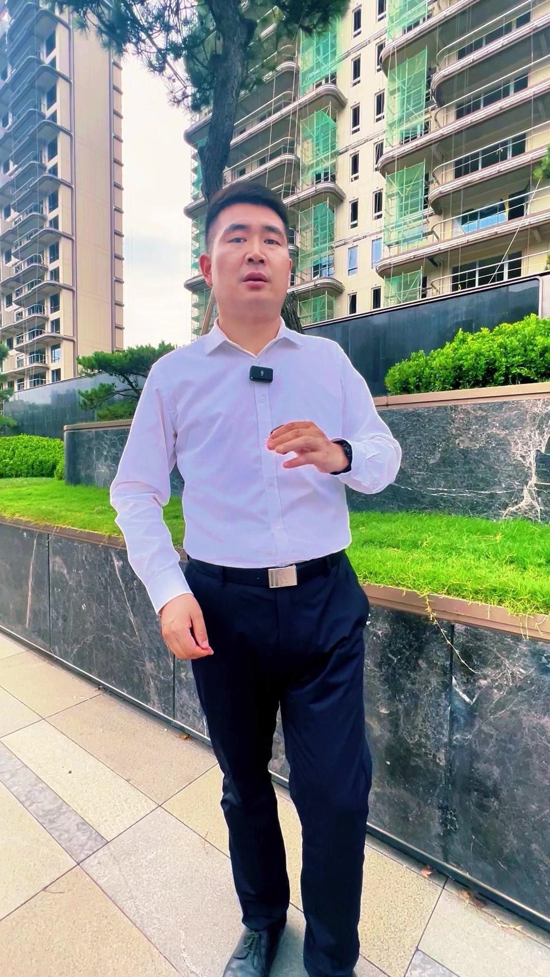✨市面上的豪宅，要么依山，要么傍水。今天带大家看城南板块的大平层产品。

🏘️