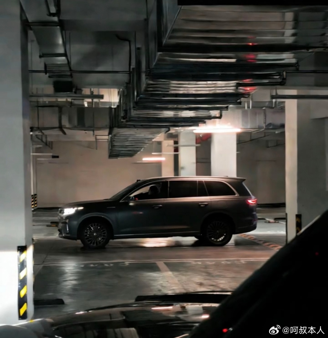 魏牌V9X这实车比官图好看！这个外观还是挺符合中国式审美的，也融入了一些科技元素