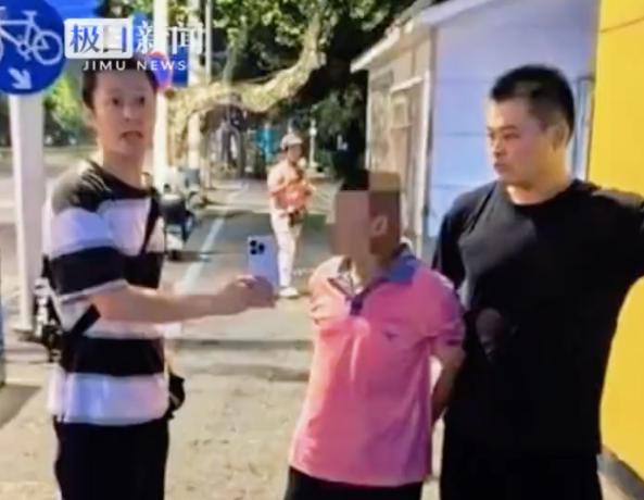 “差点断人前程！”湖北武汉，一名女研究生在江滩石凳旁休息，手机放在身边，只离开视