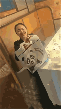 “太暖心了！”北京，一外卖小哥刚要把餐送到，顾客就取消了订单，他无奈将餐原路送回