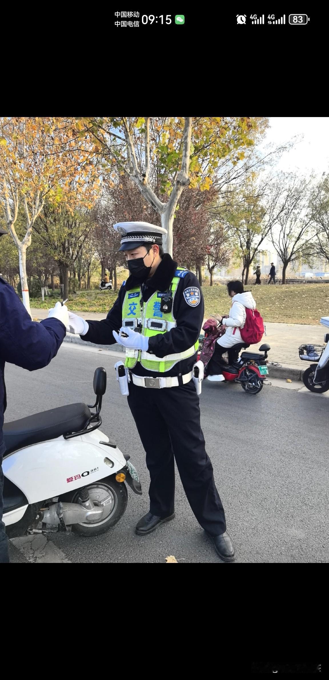 上班途中交警又开始检查电动车头盔了……