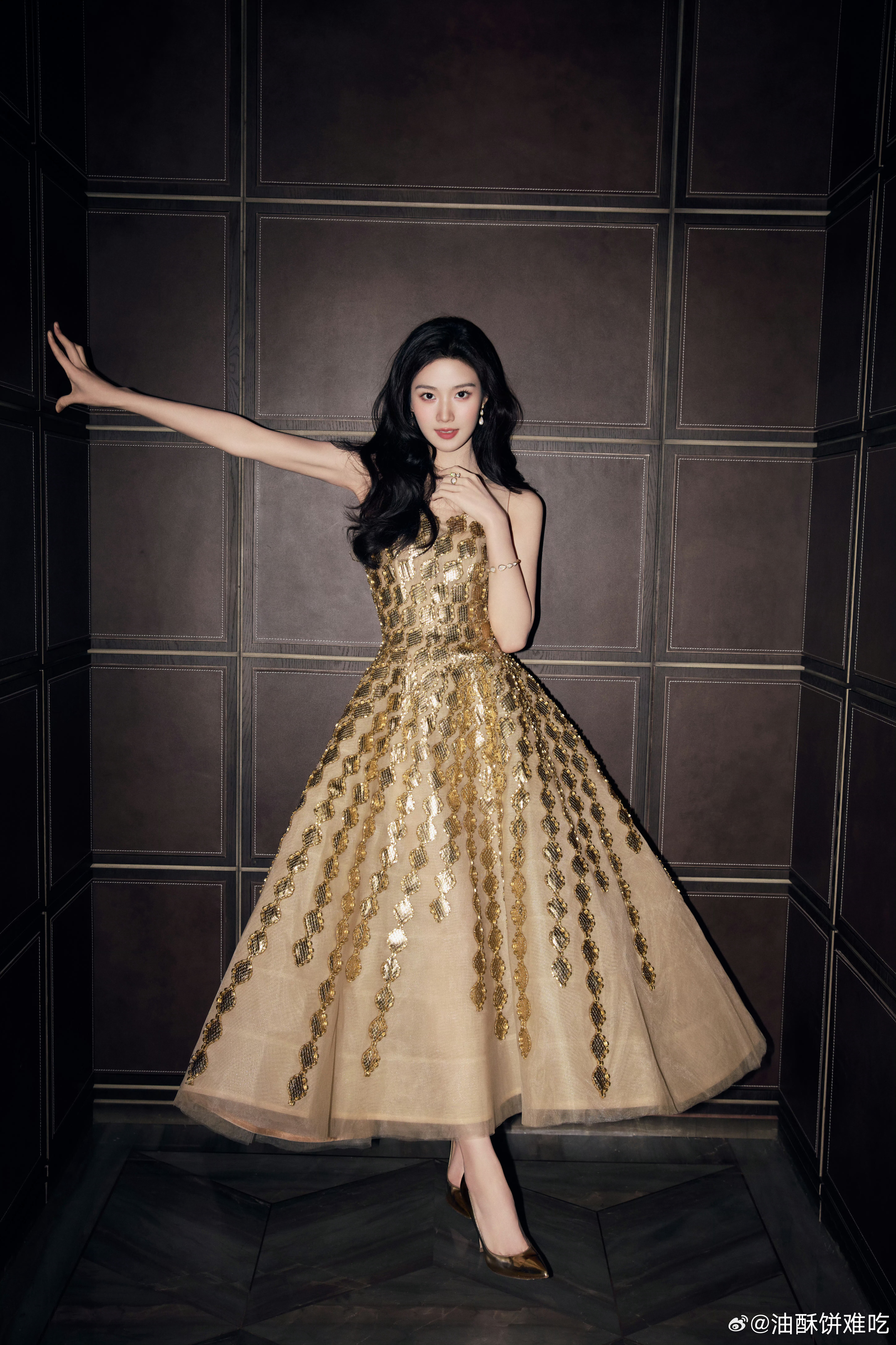 卢昱晓工作室的第二套图就像武侠剧的主角突然被打通了任督二脉 卢昱晓走红毯忘记把暖