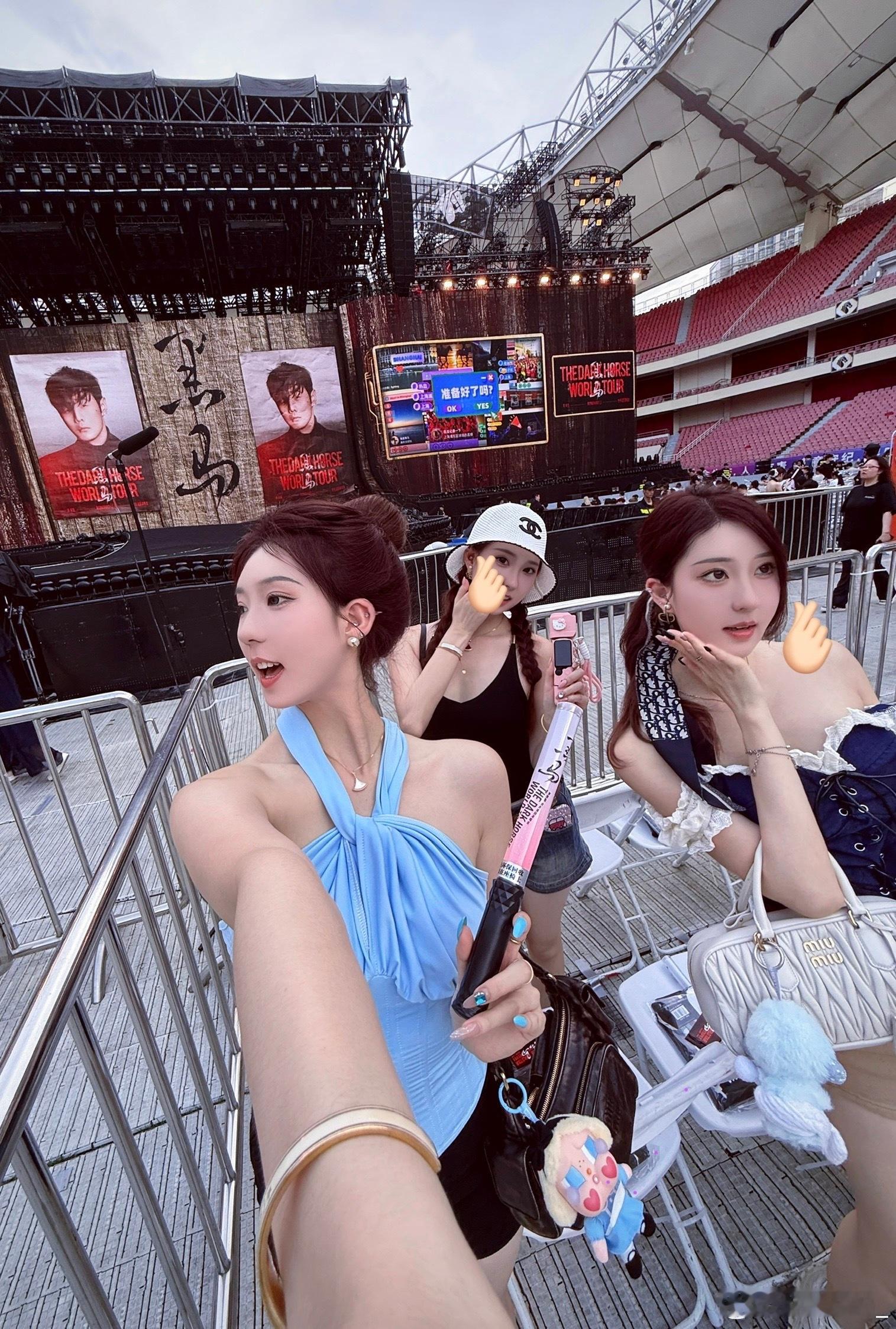 李荣浩黑马演唱会 舞美太震撼啦 灯光也绝美 这次不做牛马了 做黑马李荣浩李荣浩上