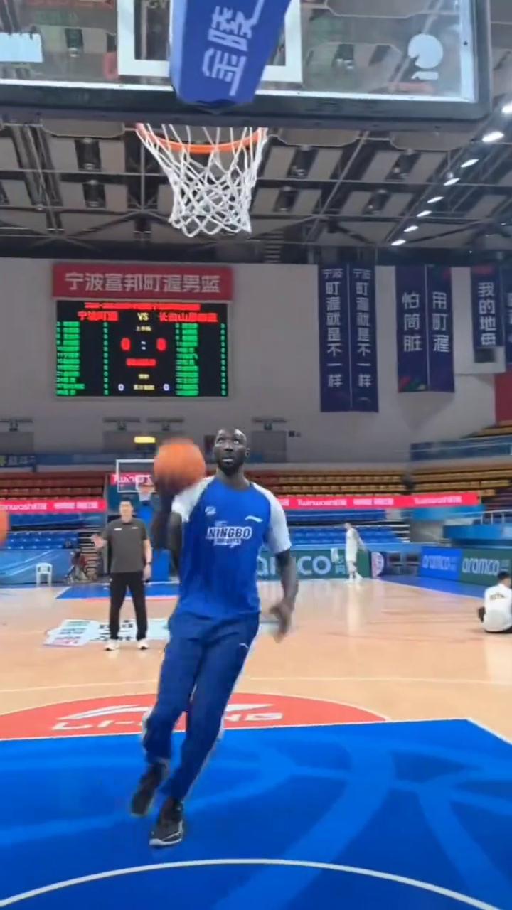 一个坚固的防御阵型，远远望去就像一个摆地摊卖法宝的小贩，场面十分滑稽。太白金星看