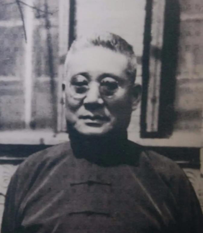 1937年，南开大学校长张伯苓的儿子，驾机血洒长空。张伯苓收到噩耗，又哭又笑，拍