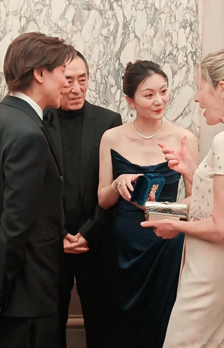 张艺谋一家参加巴黎名媛舞会  张艺谋蹲着给妻子拍照 张艺谋妻子好漂亮，女儿随谁了