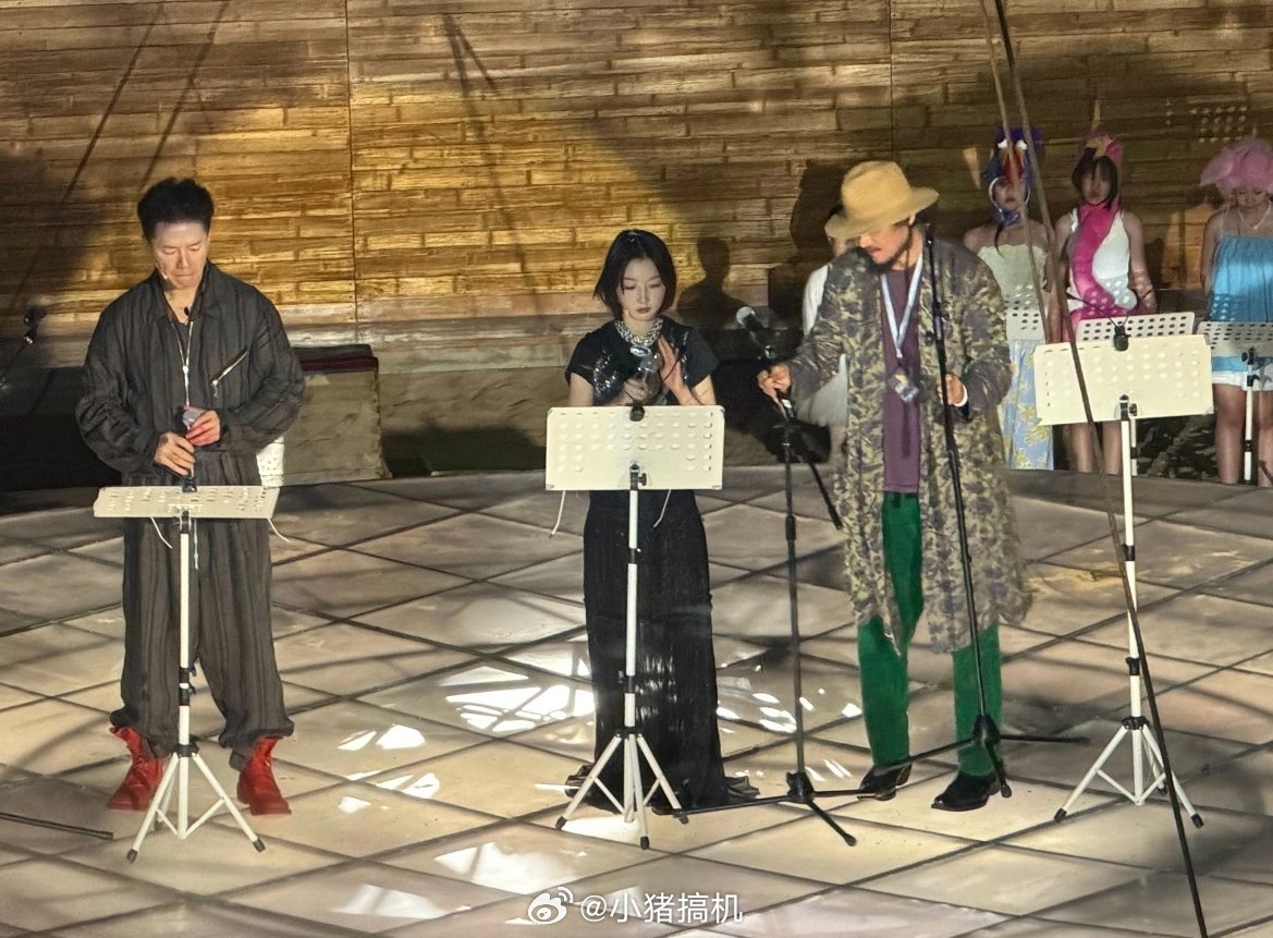 观看周冬雨话剧观众发声台词本就是演员最基础的功底，话剧这种更是讲究沉浸式舞台表达