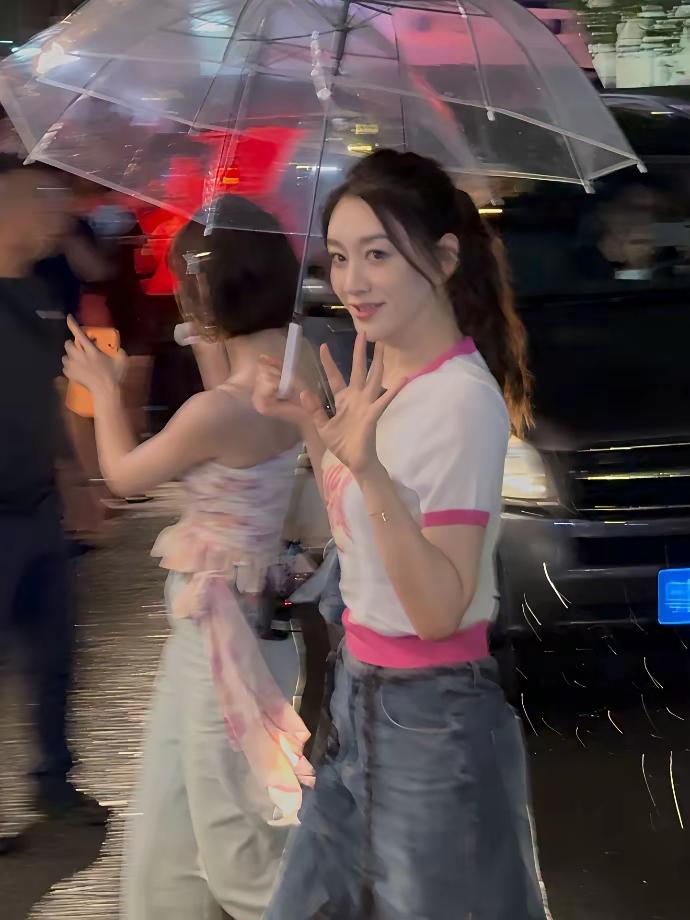 李小冉去录制节目，身穿一件短款镶有粉色边边的白色体恤，一条休闲牛仔裤，非常衬托身