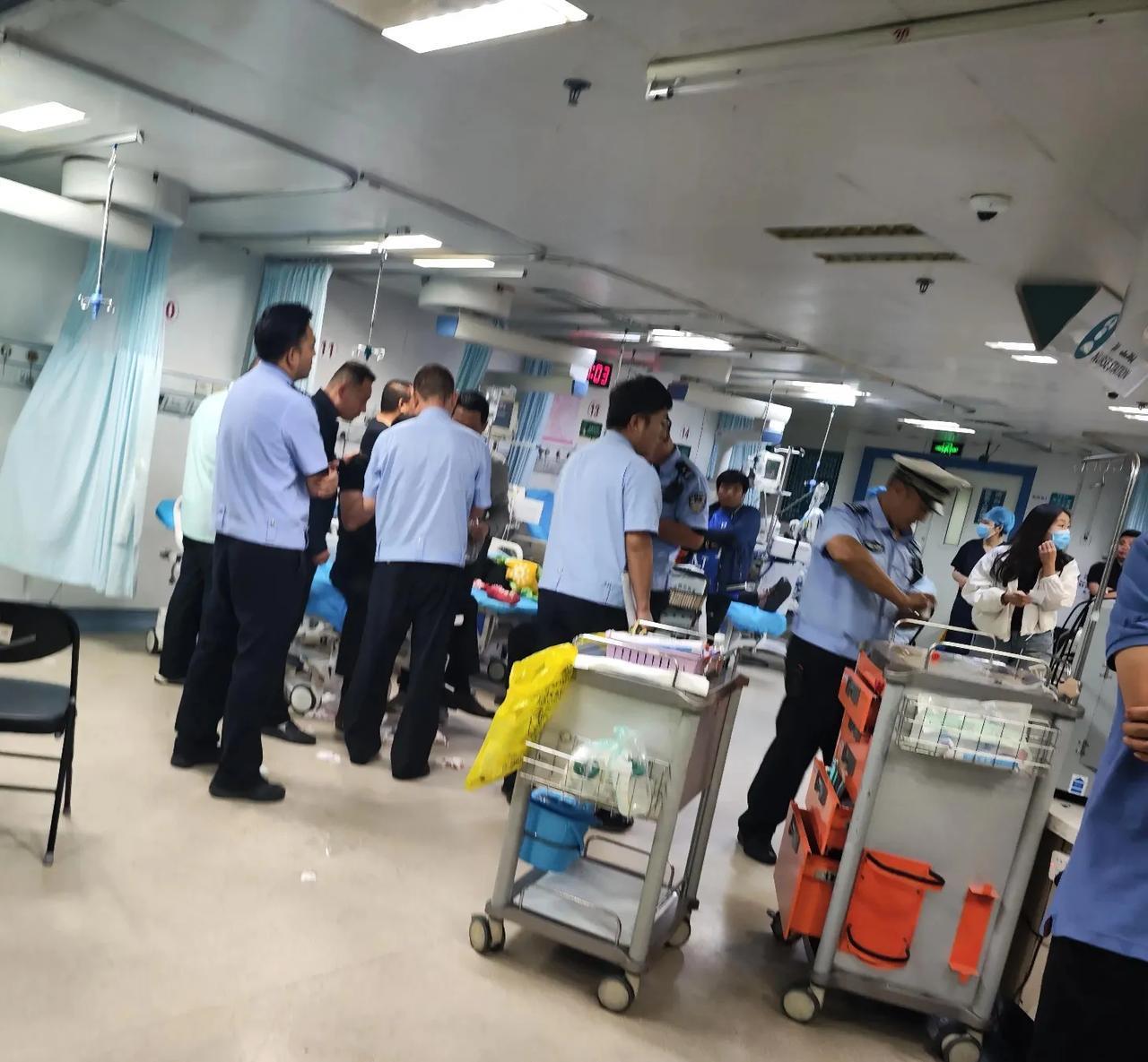 医院的急诊室，120急救中心送进来一位受伤的病人，看样子是撞车，医生给病人治疗的