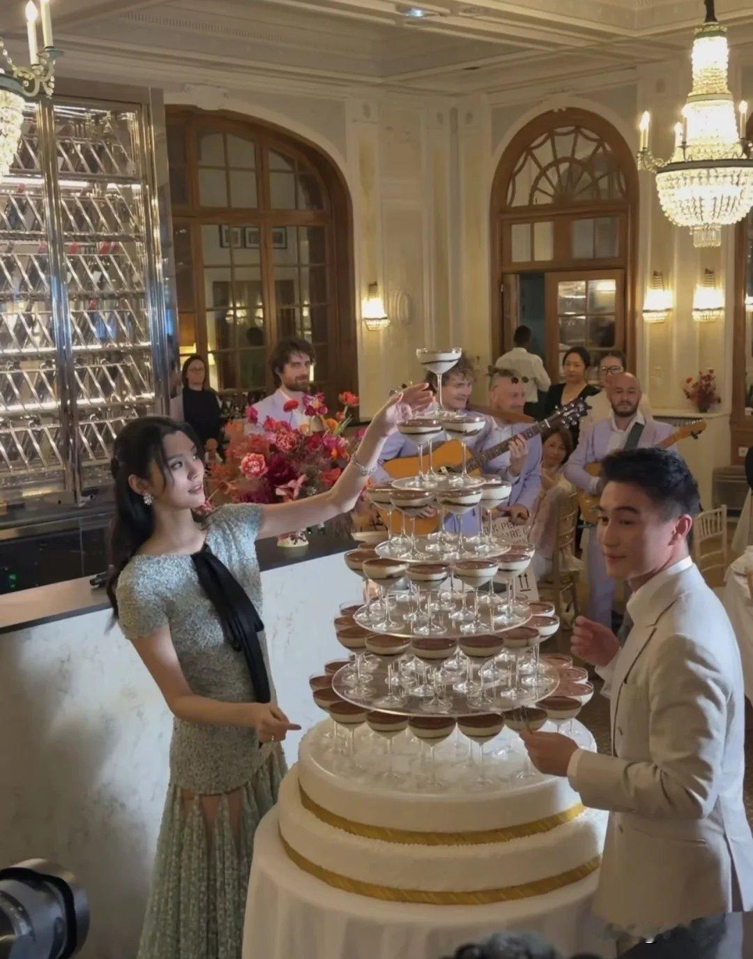 奚梦瑶何猷君法国城堡办婚前晚宴，双方父母到场，谷爱凌惊喜现身！