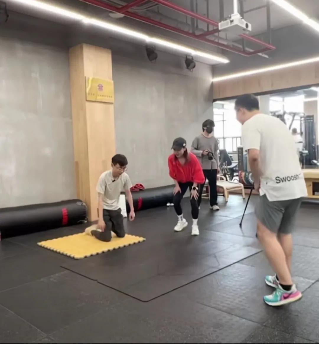 什么都别说，直接开局一张图，就等条友来编写后面的文案啦！

请用UZI、K神再结