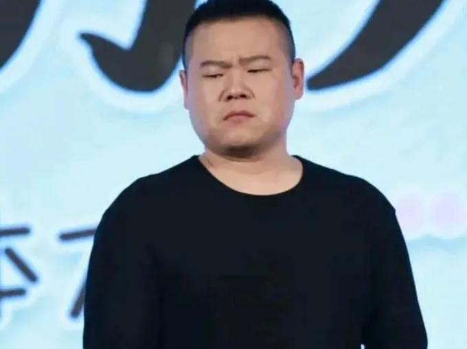 [啤酒]一次，主持问岳云鹏男足的优点有哪些？岳云鹏腼腆的说“他们的优点太多了，最