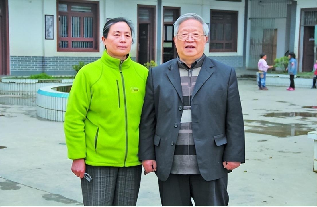 2005年，63岁的外交官朱敏才和妻子退休后神秘失踪，甚至女儿并不知情。10年后