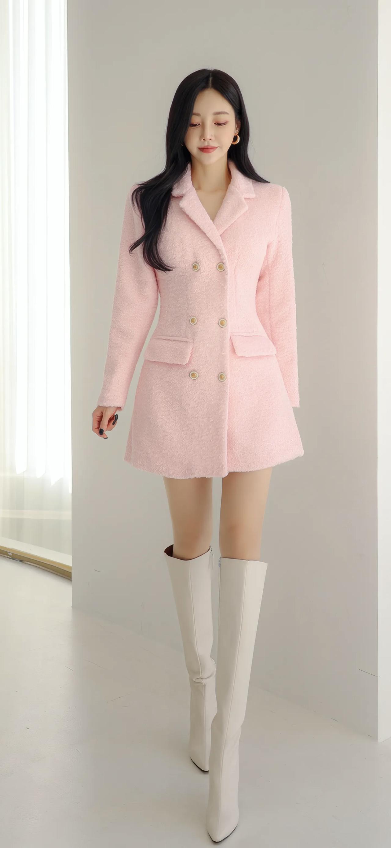 温柔粉色外套搭配高筒靴，简约优雅，气质满分！🌸👗👢