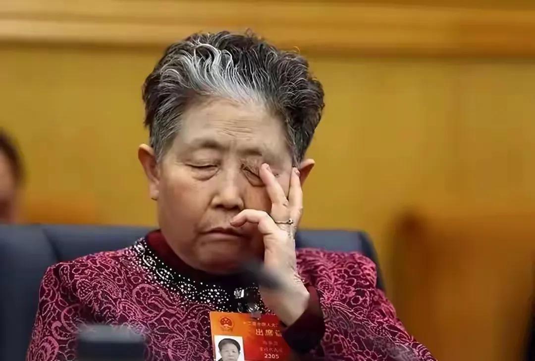 老干妈去年营收54亿，接近历史最高纪录，79岁的陶华碧仍驻厂盯生产。其不靠追风口