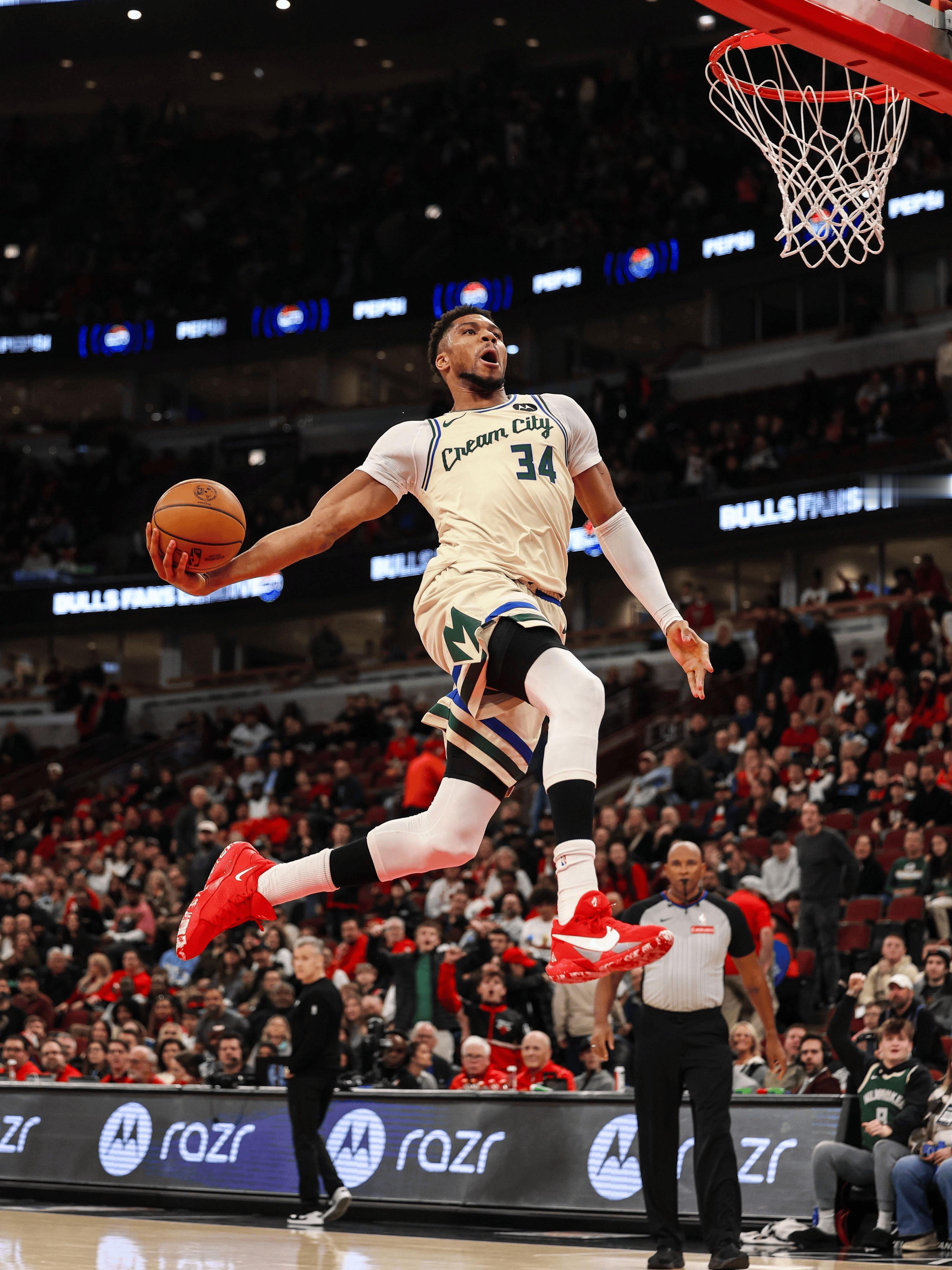 虽然最后引发了冲突，但字母哥垃圾时间这记暴扣真的很有观赏性！image via 