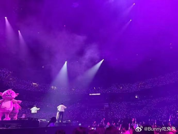 汪苏泷世巡纽约场上座率 从国内火到海外，纽约场满座盛况太绝，灯海璀璨，每一份热爱