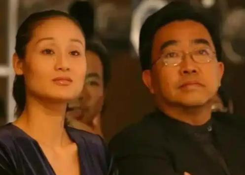 2005年，59岁的画家陈逸飞突然去世，现任妻子宋美英在查看他的保单时，几乎不敢